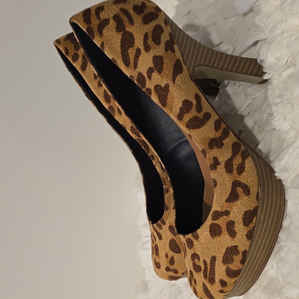 G by Guess Women's Size 7 Tan Leopard Print Platform Heels - Picture 5 of 8